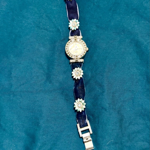 Blue and Silver Quartz movement Watch - Picture 8 of 9